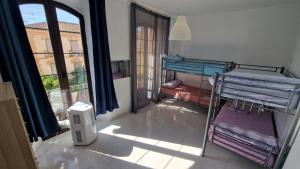una habitación con dos literas y una ventana en Historic Malaga Centro Rooms, en Málaga