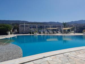 a large blue swimming pool in front of a building at Apartament Palm Bay View Esentepe Bahceli in Kyrenia