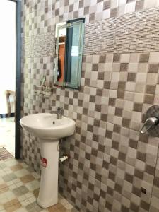 La salle de bains est pourvue d'un lavabo et d'un miroir. dans l'établissement Mbazi Hotel, à Tanga