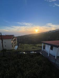 uma vista para o pôr-do-sol a partir do telhado de uma casa em Suset Star II With Sea View na Calheta