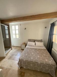 ein Schlafzimmer mit einem großen Bett in einem Zimmer in der Unterkunft Appartement à 10 min de St Rémy in Noves