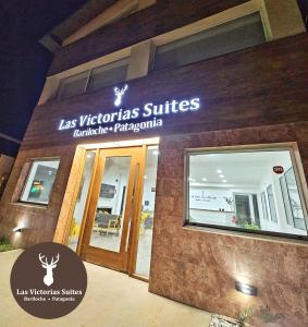 un bâtiment avec un panneau indiquant las vittoria suitesgraduateparaho dans l'établissement Las Victorias Suites Bariloche, à San Carlos de Bariloche