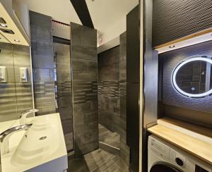 La salle de bains est pourvue d'un lavabo et d'une douche. dans l'établissement APARTMENT NATURIST CAP CARBONE, au Cap d'Agde