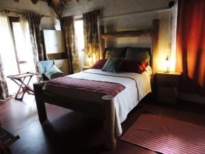 ein Schlafzimmer mit einem großen Bett in einem Zimmer mit Fenstern in der Unterkunft Residencia en Casa de artista in Vistalba