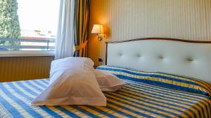 Postel nebo postele na pokoji v ubytování Hotel Benaco Garda ***S
