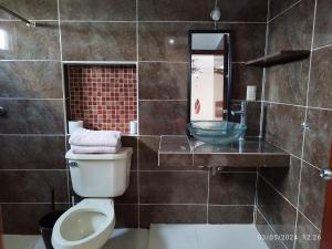 Gacelita Cozumel في كوزوميل: حمام مع مرحاض ومغسلة