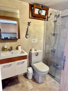 Ένα μπάνιο στο Tatil Evi KARABURUN