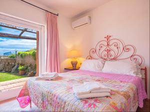 Ένα ή περισσότερα κρεβάτια σε δωμάτιο στο Sardinia Family Villas - Villa Carmen with sea view and pool +68 φωτογραφίες