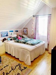 ein Schlafzimmer mit einem großen Bett in einem Zimmer in der Unterkunft Grand villa at Nøtterøy in Nøtterøy