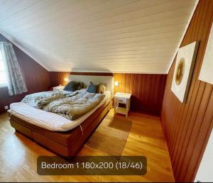 ein Schlafzimmer mit einem großen Bett in einem Zimmer in der Unterkunft Grand villa at Nøtterøy in Nøtterøy