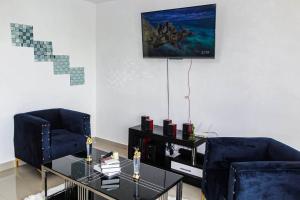 - un salon avec deux chaises bleues et une table dans l'établissement luxurious 3 bedroom apt w pool, à Santiago de los Caballeros