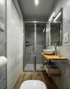 een badkamer met een douche en een wastafel bij A casiña de Ana in Solleiros