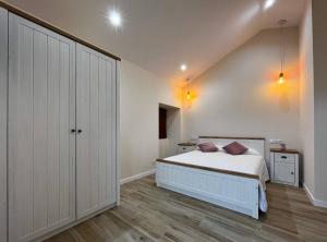 een slaapkamer met een bed en een grote kast bij A casiña de Ana in Solleiros
