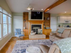 ein Wohnzimmer mit einem Sofa und einem Kamin in der Unterkunft Amazing Views! Bhw Lagoonfront Beauty! in Manahawkin