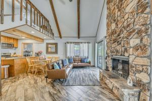 una sala de estar con una gran chimenea de piedra. en Ruidoso Family Cabin, Short Walk to Downtown!, en Ruidoso
