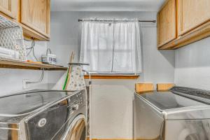 cocina con lavadora y ventana en Ruidoso Family Cabin, Short Walk to Downtown!, en Ruidoso 22 fotos más