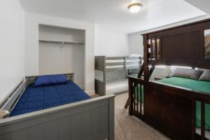 ein Schlafzimmer mit einem Bett und einem Etagenbett in der Unterkunft Bear Lake Meadow View in Garden City
