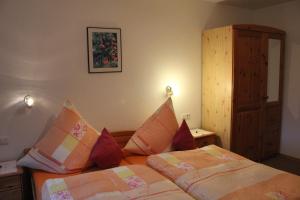 - une chambre avec 2 lits et une armoire en bois dans l'établissement Ferienwohnung Hinterpommern - Chiemgaukarte, à Inzell
