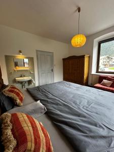 um quarto com uma cama grande e uma janela em Mountain view em Mayrhofen