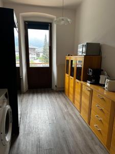 Habitación con puerta a una cocina con ventana en Mountain view en Mayrhofen