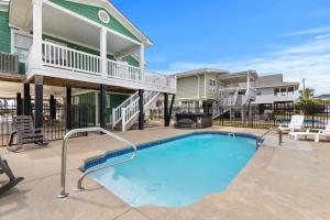 una piscina frente a una casa en Anchors Away, en Myrtle Beach