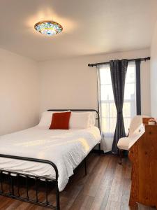 1 dormitorio con cama y ventana en Bugge Room 203, Hyland Hotel en Palmer