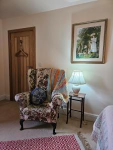 uma sala de estar com uma cadeira e um cobertor em The Arches em Brough