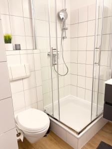 y baño con ducha y aseo. en Yellow&Black NEU Designer Apartment Bielefeld City WLAN kostenloser Parkplatz, en Bielefeld
