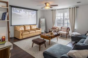 uma sala de estar com um sofá e um grande ecrã em Spacious 3B Oasis near Manhattan - 28 mins to NYC em Jersey City