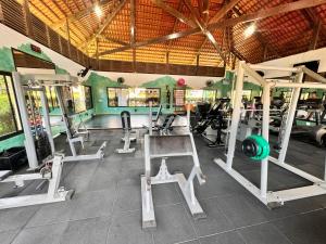 un gimnasio con mucho equipamiento en una habitación en Aquaville Resort, en Fortaleza