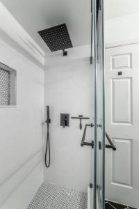 um chuveiro com uma porta de vidro na casa de banho em Spacious 3B Oasis near Manhattan - 28 mins to NYC em Jersey City