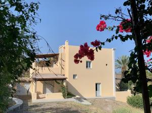 un edificio con dei fiori di fronte di Villa Giacinti a Lingua