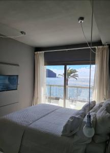 1 dormitorio con 1 cama y vistas al océano en Fuerteventura in Loft, en Gran Tarajal