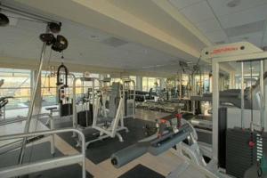 een fitnessruimte met een grote ruimte met loopbanden bij The Downtown Suite in Los Angeles