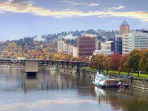 un bateau dans une rivière à côté d'un pont dans l'établissement Luxury 1Bedroom 1Bath Pearl District, à Portland