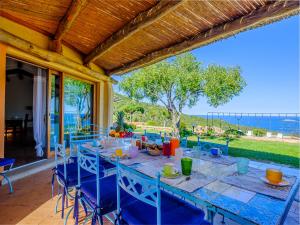 stół i krzesła na patio z widokiem na ocean w obiekcie Sardinia Family Villas - Villa Carmen with sea view and pool w mieście Porto Cervo