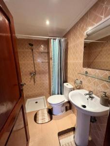 małą łazienkę z toaletą i umywalką w obiekcie Villa avec piscine privée w mieście Al-Dżadida