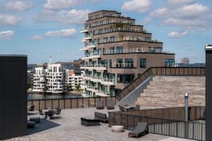 duży apartamentowiec ze schodami i budynkiem w obiekcie The Pier apartments by Daniel&Jacob's w Kopenhadze