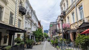 第比利斯Maximilian Apartment的一座高楼林立的城市中一条空荡荡的街道