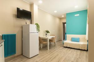 um quarto com um frigorífico e uma mesa com uma cadeira em Appartamento Al Castello Avezzano em Avezzano