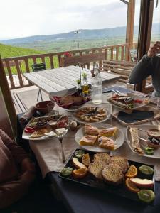 Hani i Leks Agroturizem في ليزهي: طاولة عليها أطباق من الطعام