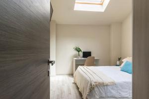 a bedroom with a bed and a desk and a window at Appartamento Al Castello Avezzano in Avezzano