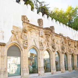 a building with arches on the side of it at Cabildo 1 in Sanlúcar de Barrameda
