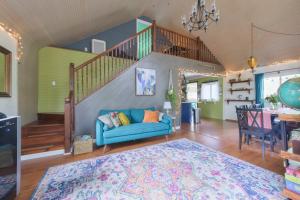 uma sala de estar com um sofá azul e uma escada em Ancient Oak Sanctuary Rural getaway, walking paths em Grand Junction