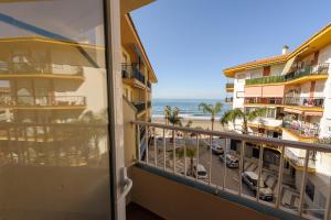 desde el balcón de un hotel con vistas a la playa en Hotel Costamar, en Morche