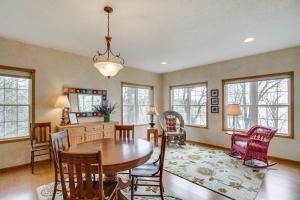 Μια τηλεόραση ή/και κέντρο ψυχαγωγίας στο Pelican Rapids Lake House with Water Views and Dock!