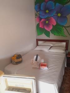 um quarto com duas camas com um quadro na parede em Pousada Flora Búzios em Búzios