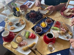 une table avec des assiettes de nourriture dans l'établissement Hani i Leks Agroturizem, à Lezhë