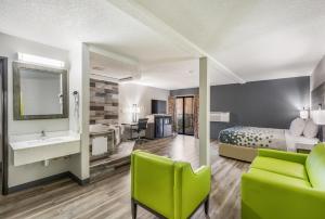 Habitación de hotel con cama y baño en Sonesta Essential Des Moines, en Des Moines