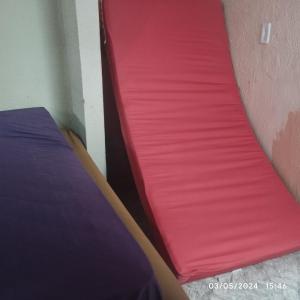 ein rotes und violettes Etagenbett in einem Zimmer in der Unterkunft Hostel parque ecológico in Juazeiro do Norte